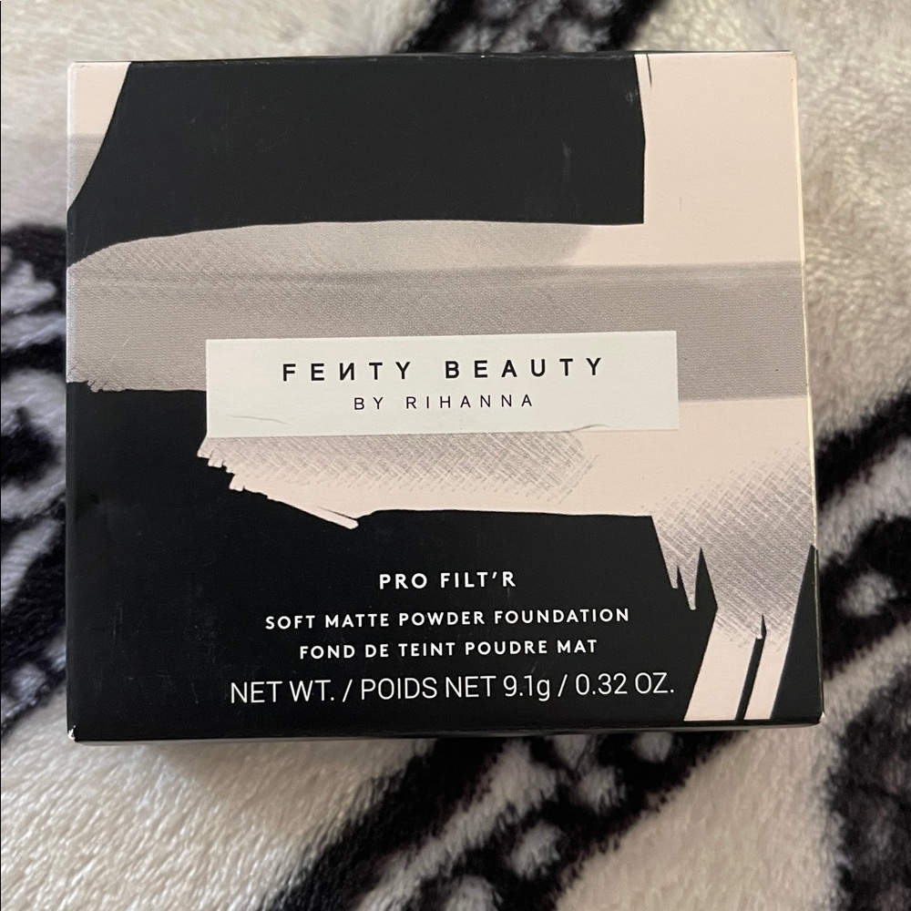 Fenty 490 Pro Filt’r Soft Matte Longwear Powder Foundation - Picture 2 of 6
